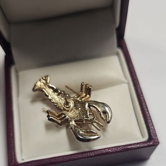 Elegant Gold and Red Lobster Pin Brooch - Picture 3 of 4